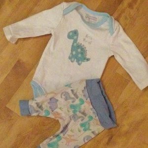 Size 3-6M organics outfit